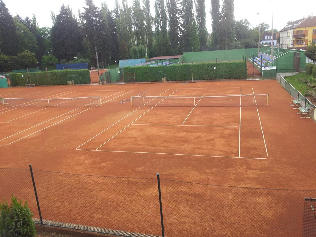 Penzion Tenis Podebrady Luaran gambar